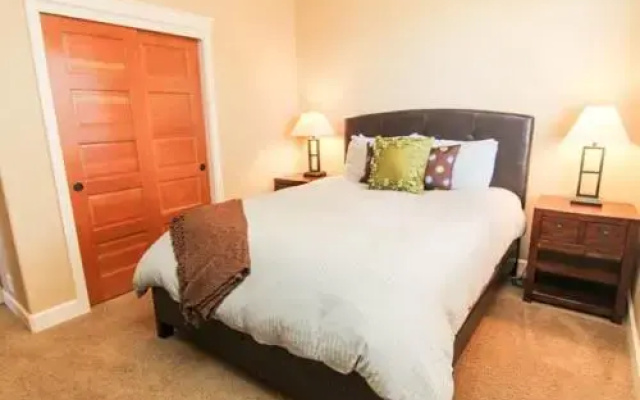 Beach Pine - 4 Br home by RedAwning