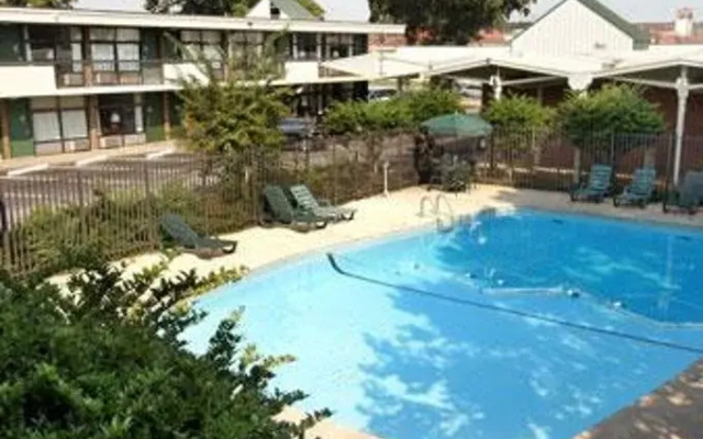 Howard Johnson Inn And Suites Columbus