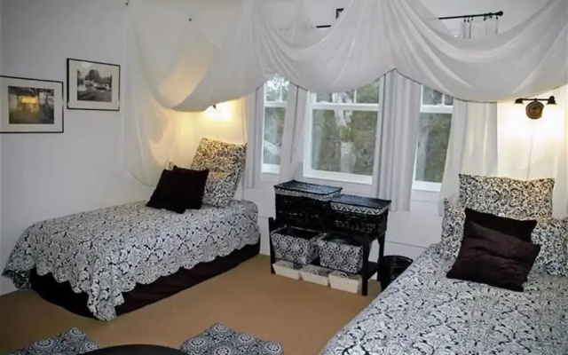 165 Giraffic Park 4 Br home by RedAwning