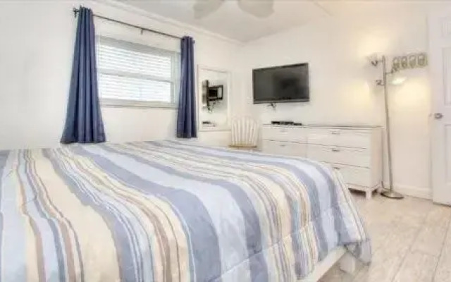 Holiday Villas III 201 - 2 Br condo by RedAwning