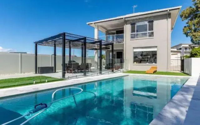 Stunning Canal Home Oh So Close To The Waterfront