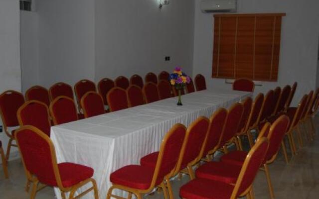 Nue-Crest Hotels And Suites