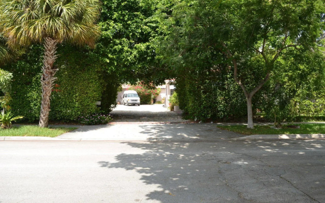 Tropical Garden Apartments