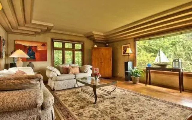 Oyster Bay Manor