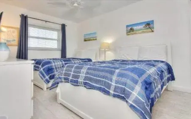 Holiday Villas III 201 - 2 Br condo by RedAwning