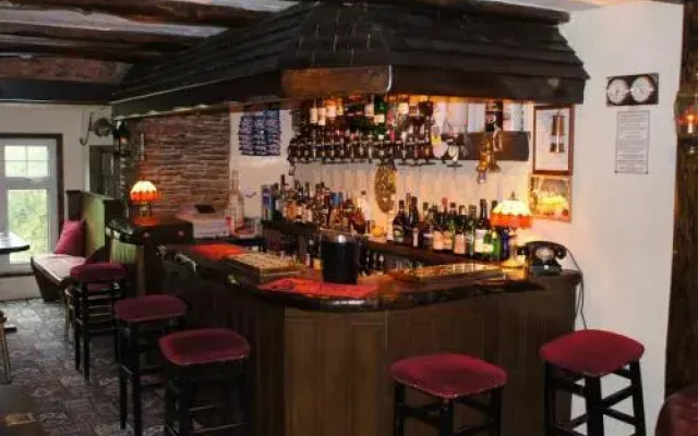 Poplars Hotel