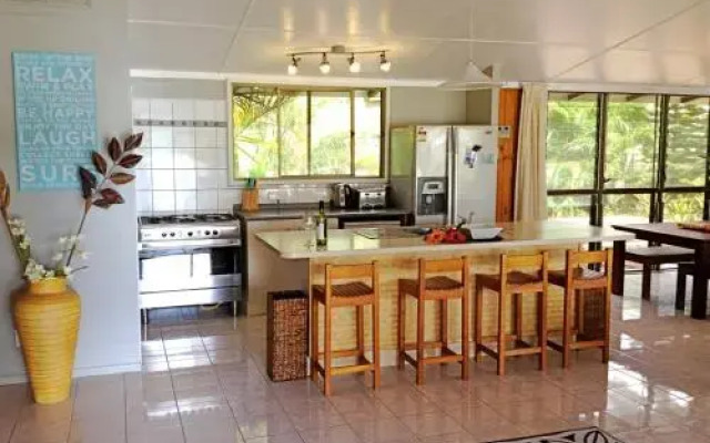 B's Beach House on Muri Lagoon