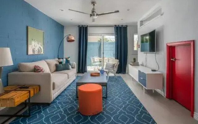 Fashion Square Apt w Pool by WanderJaunt