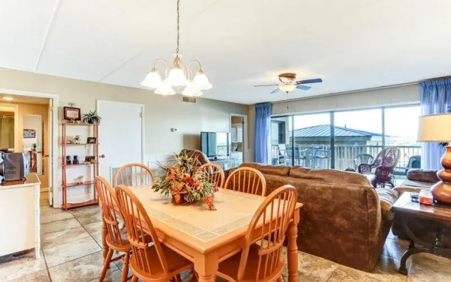 Enchanting Ground Unit Condo Few Steps Away from the Ocean Side by RedAwning