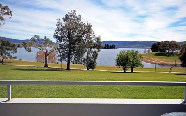 Horizons 216 - Lake Jindabyne Waterfront