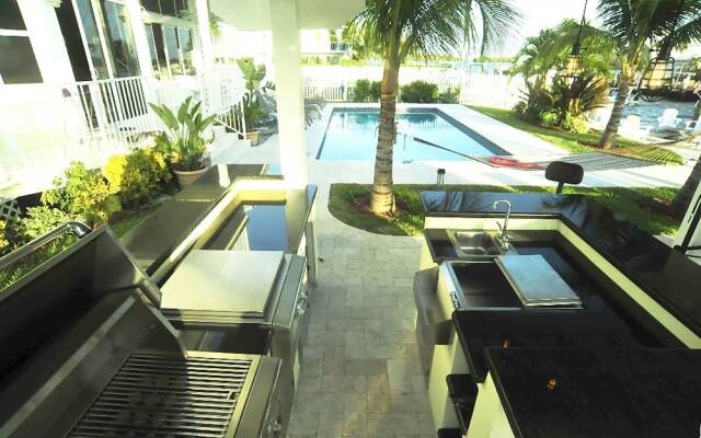 Luxurious Waterfront Villa W Heated Saltwater Pool