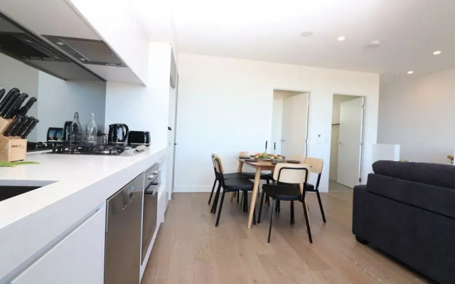 Queen of Northcote Views - Rejuvenate Stays