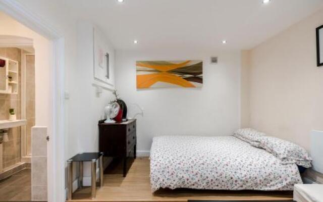 2 bedroom modern apartment on historic Marylebone Lane