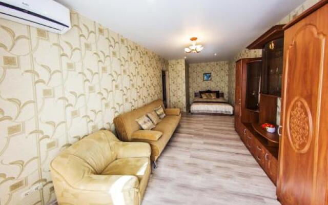 Houm Otel' na Revoljutsionnoj, 96