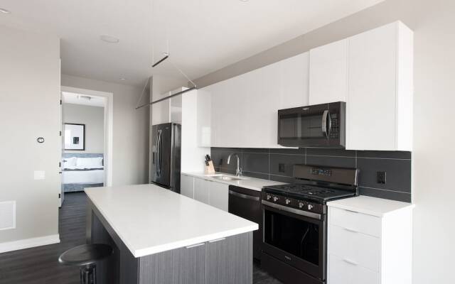 Sunny Lakeview Suites by Sonder