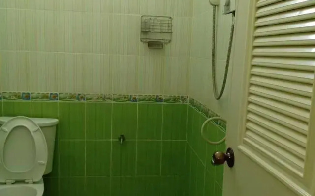 Tong111 Rattaburi Hotel