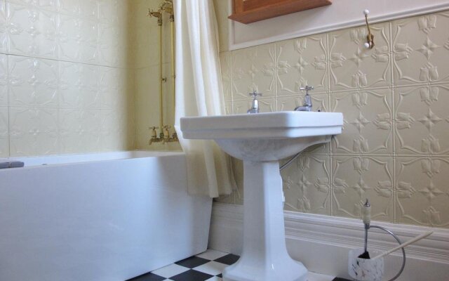 Camperdown Accommodation: Edwardia short-stay