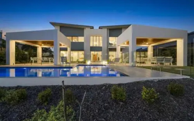 Luxury Canal Front Holiday House