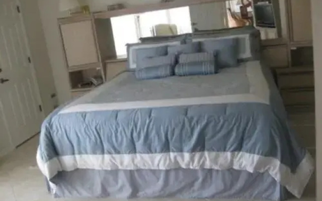 Luxurious Condo with Pool and Hot Tub Just a Walk to the beach by RedAwning