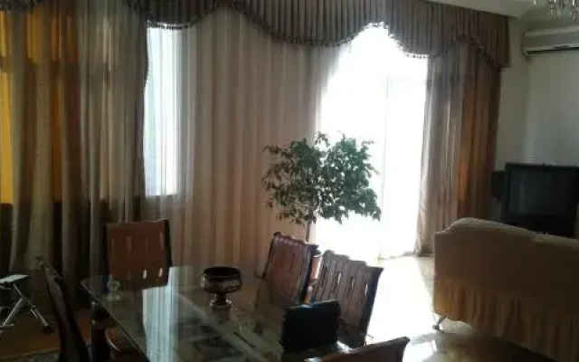 Neftiannikov Avenue Apartment