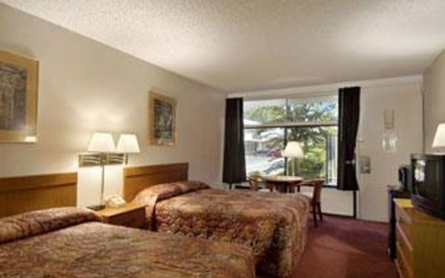 Howard Johnson Inn And Suites Columbus