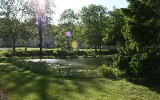 Manoir De Montflambert