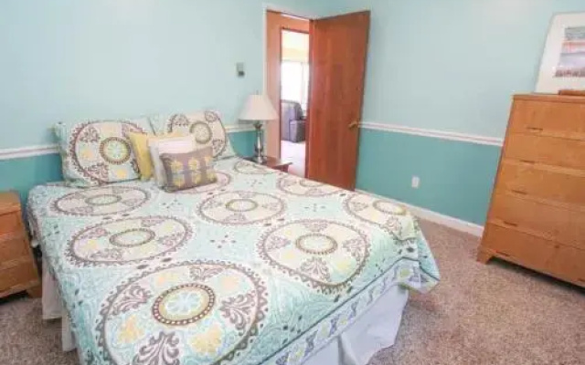 Hillside - 4 Br home by RedAwning
