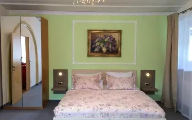 Golden GaPa Central Family Apartment 8