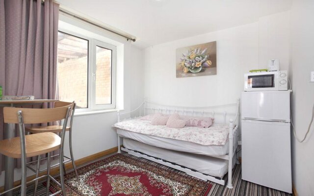 Two bedrooms self-contained flat with Free Parking - Flat 2