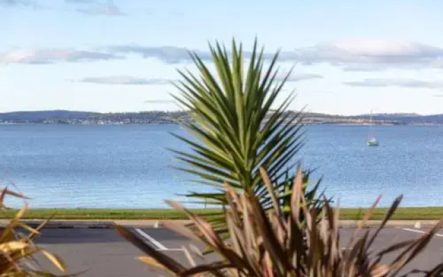 Beachfront Apartment Blackmans Bay