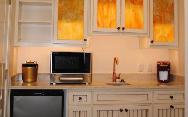 Tree Tops - Hotel Room