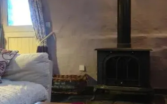 Tyddyn Bach Cottage & Bunk Huts