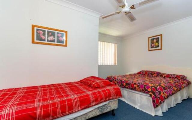 Stylish Unit Opposite Foreshore - Sylvan Beach Esp, Bellara