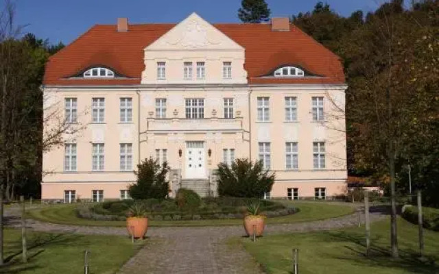 Rondell an Der Jasmund-Therme Neddesitz