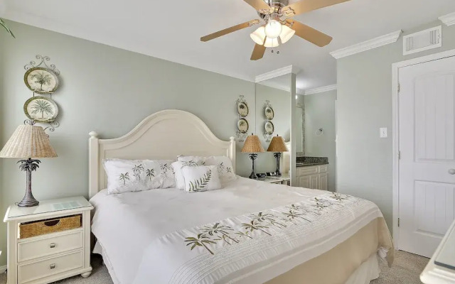 Seascape 2212 2 Bedroom Condo by RedAwning