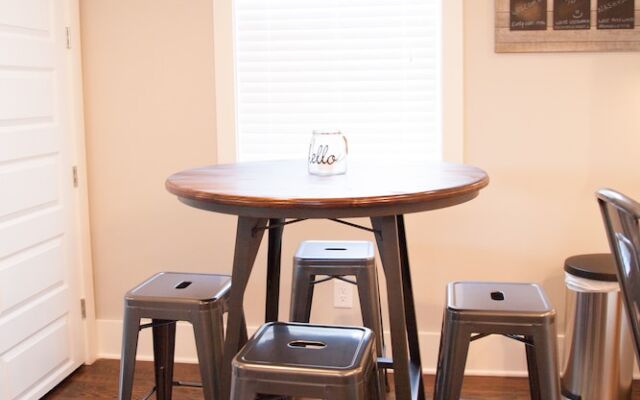 New Nations Home 5 Miles to Downtown