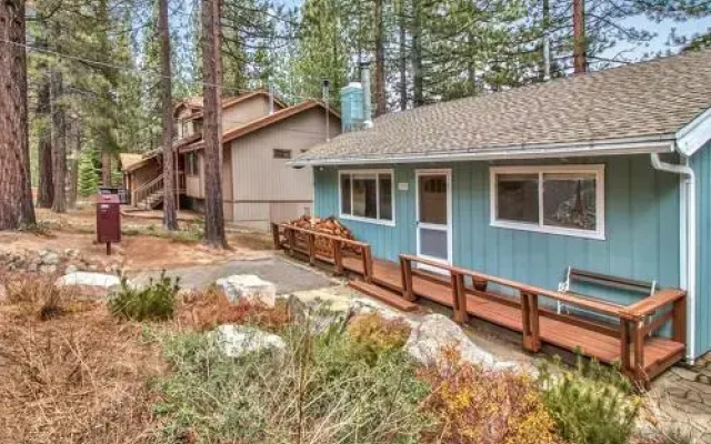 Cozy Tahoe 10 Mins To Heavenly & Lakefront 2 Bedroom Home by RedAwning