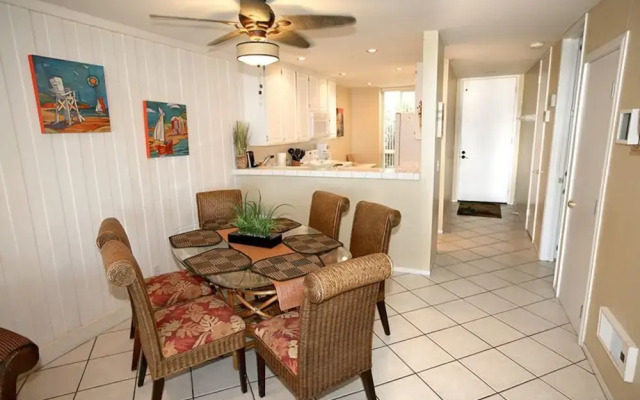 Palm Villa by RedAwning