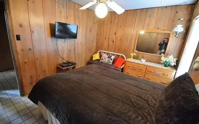 La Grange Cabin - 2 Br condo by RedAwning