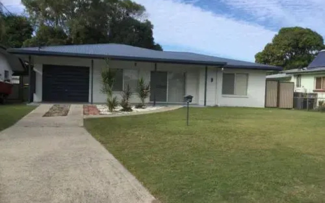 Lowset home with attached Granny Flat - Doomba Dr, Bongaree