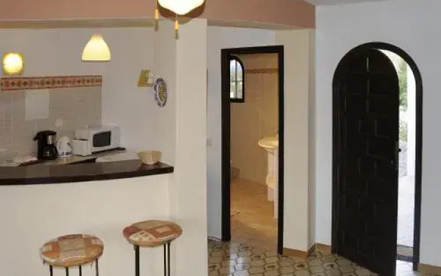 Calador Studios & Apartments
