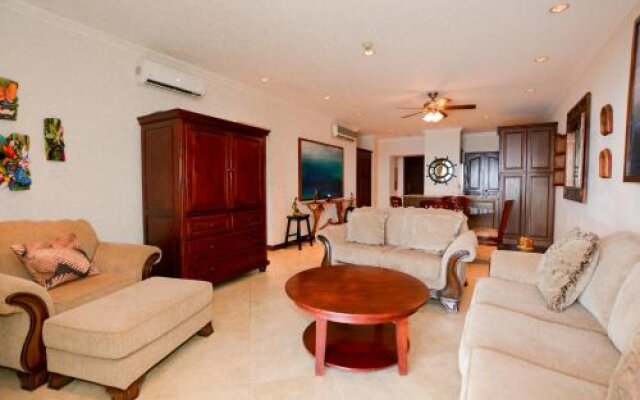 Luxury 2 bedroom condo with ocean view - Few steps from beach
