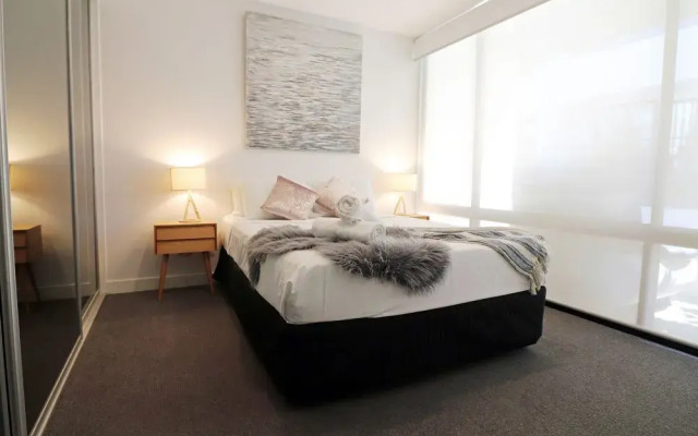 Queen of Northcote Views - Rejuvenate Stays