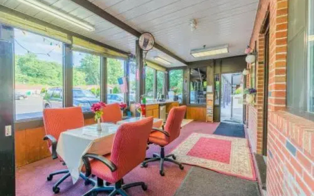 Colonial Inn & Suites