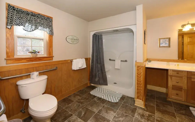 Cedar Falls 8 3 Br cabin by RedAwning