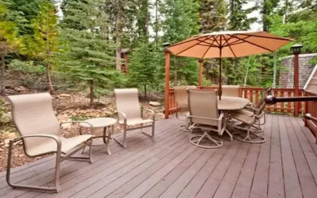Pezzola Luxury Rental Cabin by RedAwning