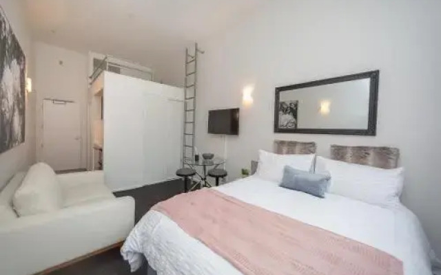 Urban Chic Loft Off Queen street