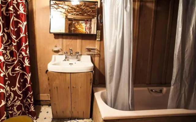 Humayun Palace Houseboat