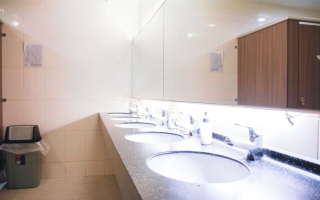 Hive House Capsule Inn 台北丰潮屋膠囊旅館