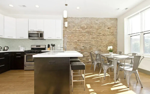 Vibrant 2BR in Wrigleyville by Sonder